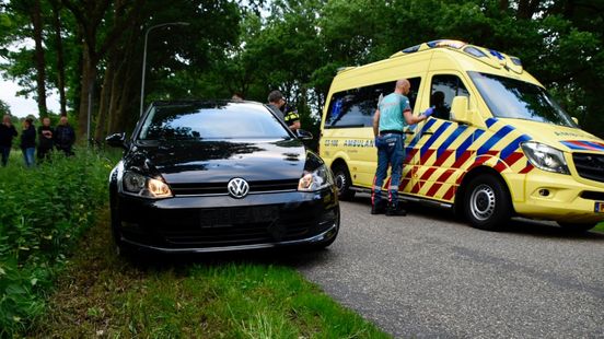 Fietsster raakt gewond bij botsing met auto in Roden. Fietsster raakt gewond bij botsing met auto in Roden.