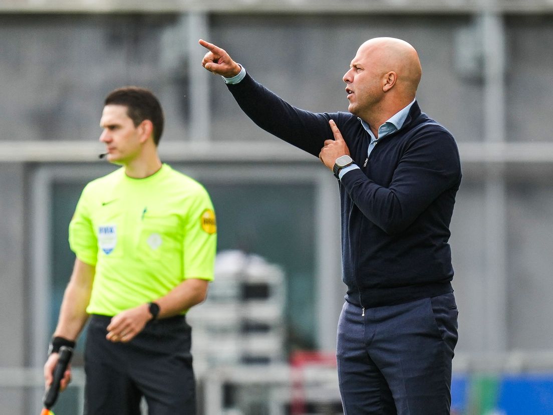 Arne Slot coacht Feyenoord in het uitduel met PEC Zwolle