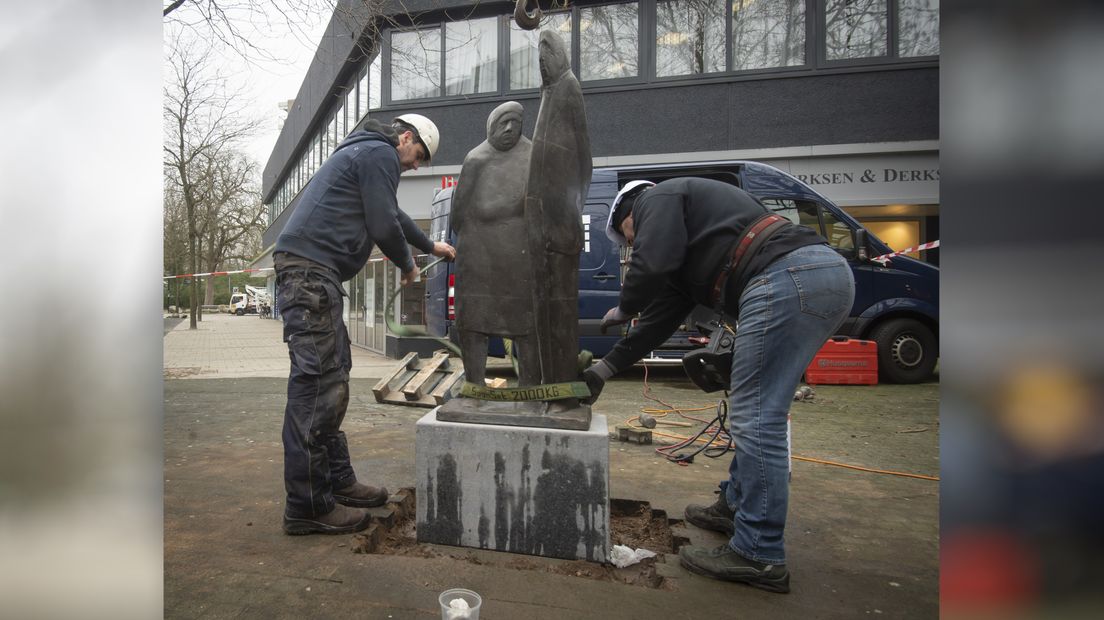 Het beeld Onderweg, dat tijdens de huldiging van FC Emmen omver werd geduwd, staat weer op zijn plek (Rechten: Jan Anninga)