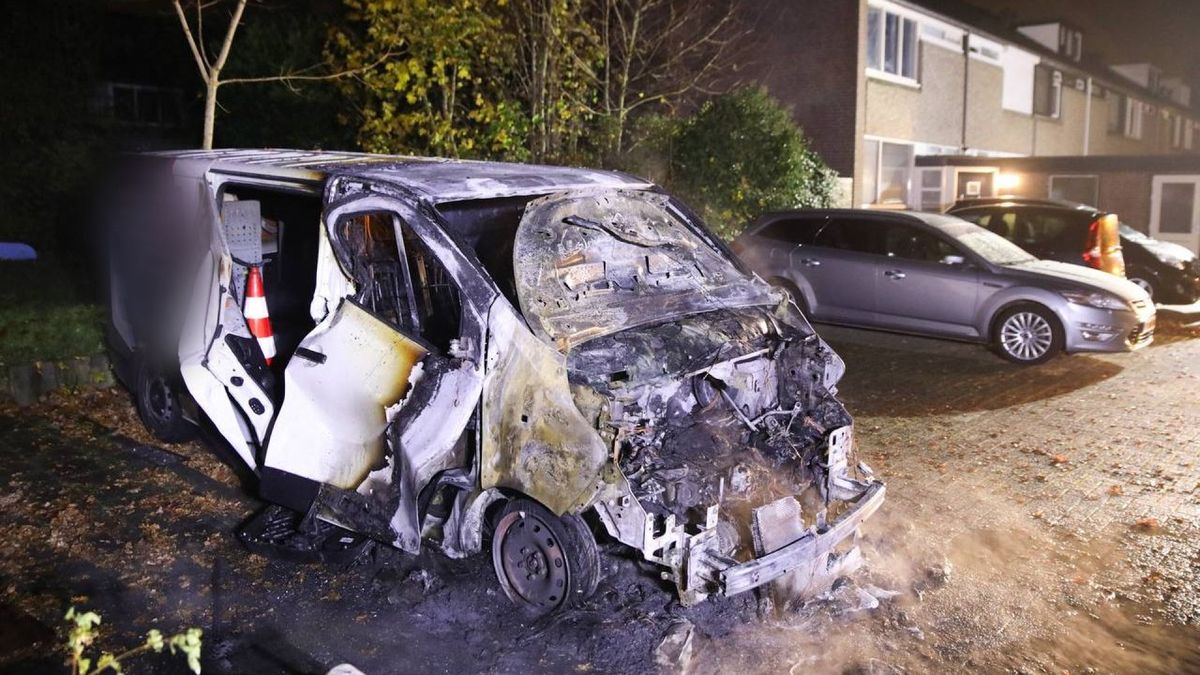 Bestelbus in brand in Apeldoorn