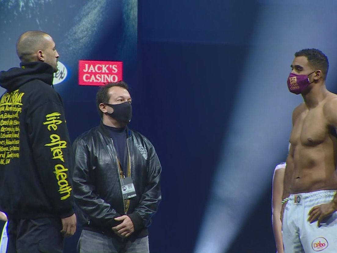 Kickbokser Badr Hari stond zaterdag in Rotterdam tegenover Benjamin Adegbuyi (rechts)