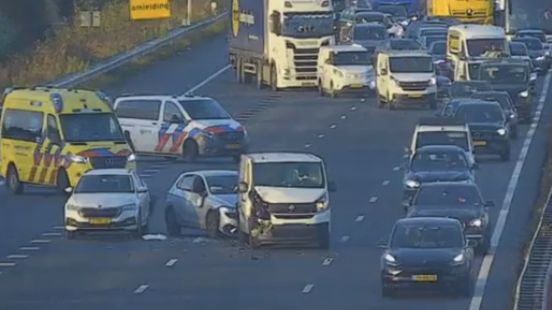 Flinke vertraging door botsingen op snelweg. Flinke vertraging door botsingen op snelweg.