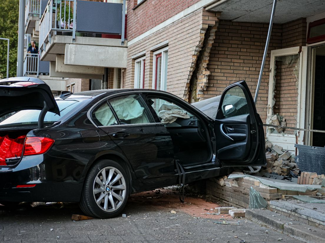 De bestuurder is met spoed naar het ziekenhuis gebracht.