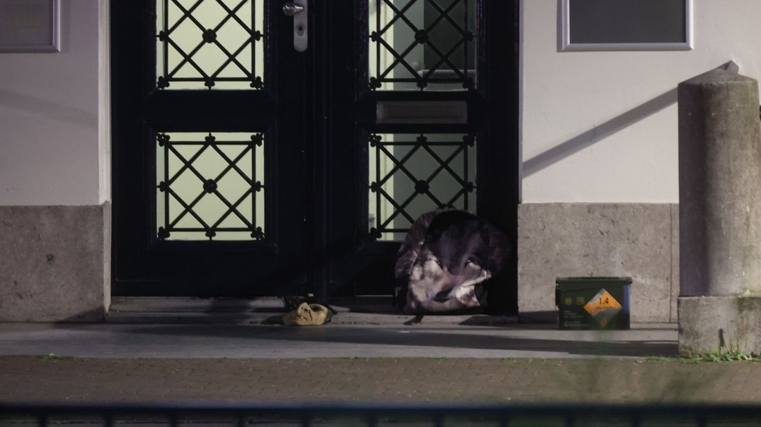 De verdachte rugzak en het heksenmasker voor de ambassade van Saoedi-Arabië