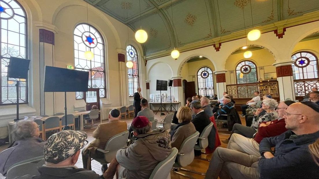 Onderzoekers vertellen over het onderzoek in de synagoge in Zutphen.