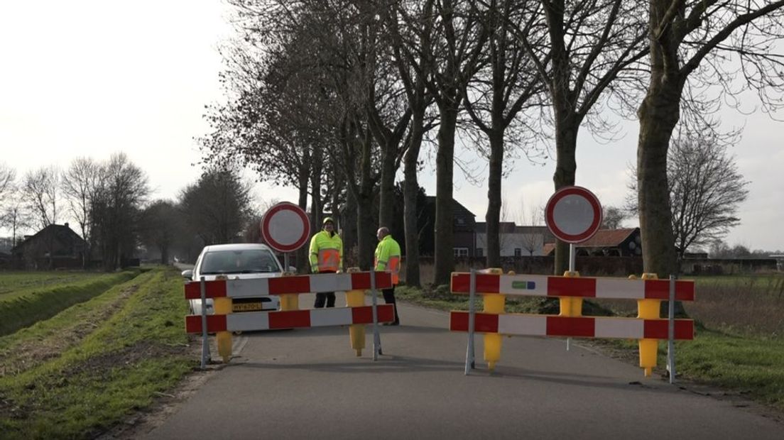 Een deel van de Noorder Markweg in Loerbeek is afgesloten.