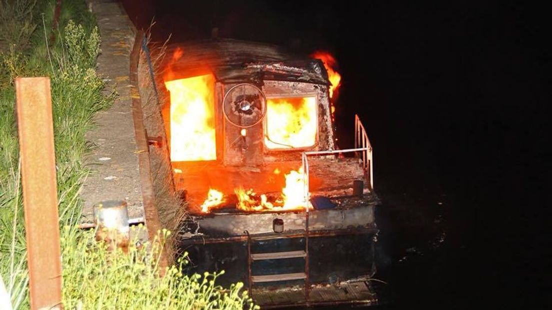 's Avonds moest de brandweer opnieuw uitrukken om na te blussen.