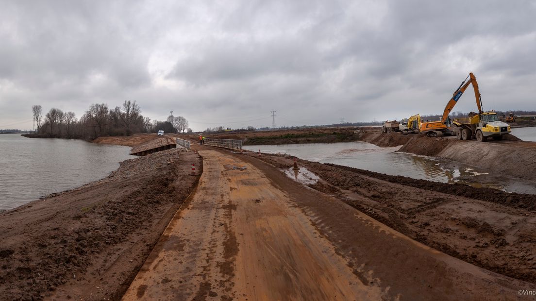 Een van de langste nevengeulen in Nederland is met de Waal verbonden. De 4,5 kilometer lange geul in de Afferdense en Deestse Waarden zou vrijdag officieel geopend worden door het weghalen van een zanddijk, maar de aannemer moest de dijk tussen de rivier en de nevengeul bij Druten een dag eerder doorbreken.