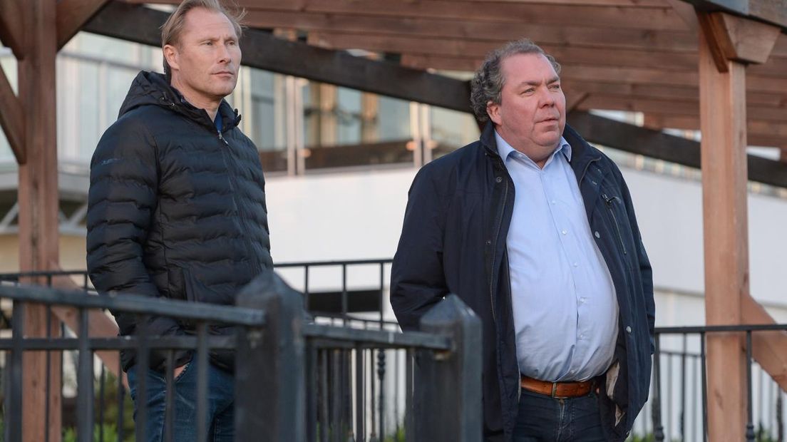 Hans Martijn Ostendorp (rechts) met links de technische baas Peter Hofstede (foto Omroep Gelderland)