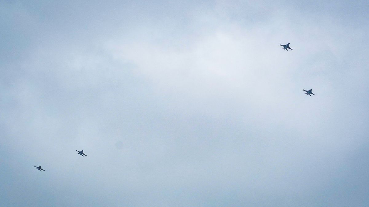 F-16's brengen eresaluut met grote afscheidsronde boven Nederland