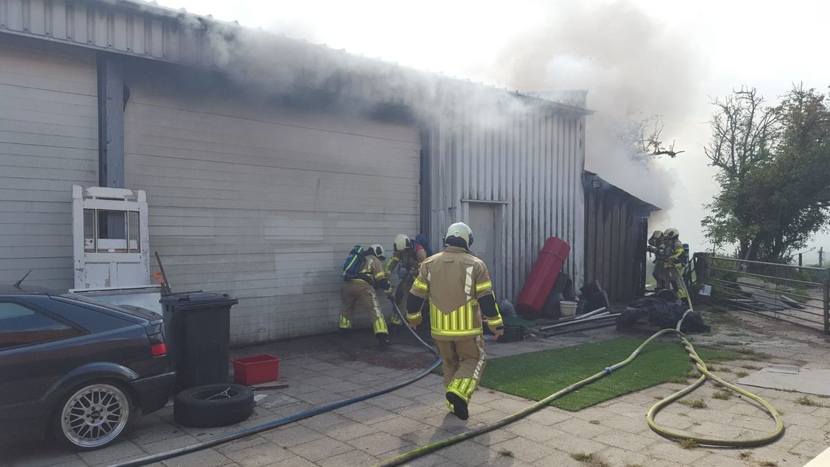 Brand in loods in Groenekan, blussers voorkomen dat vuur overslaat