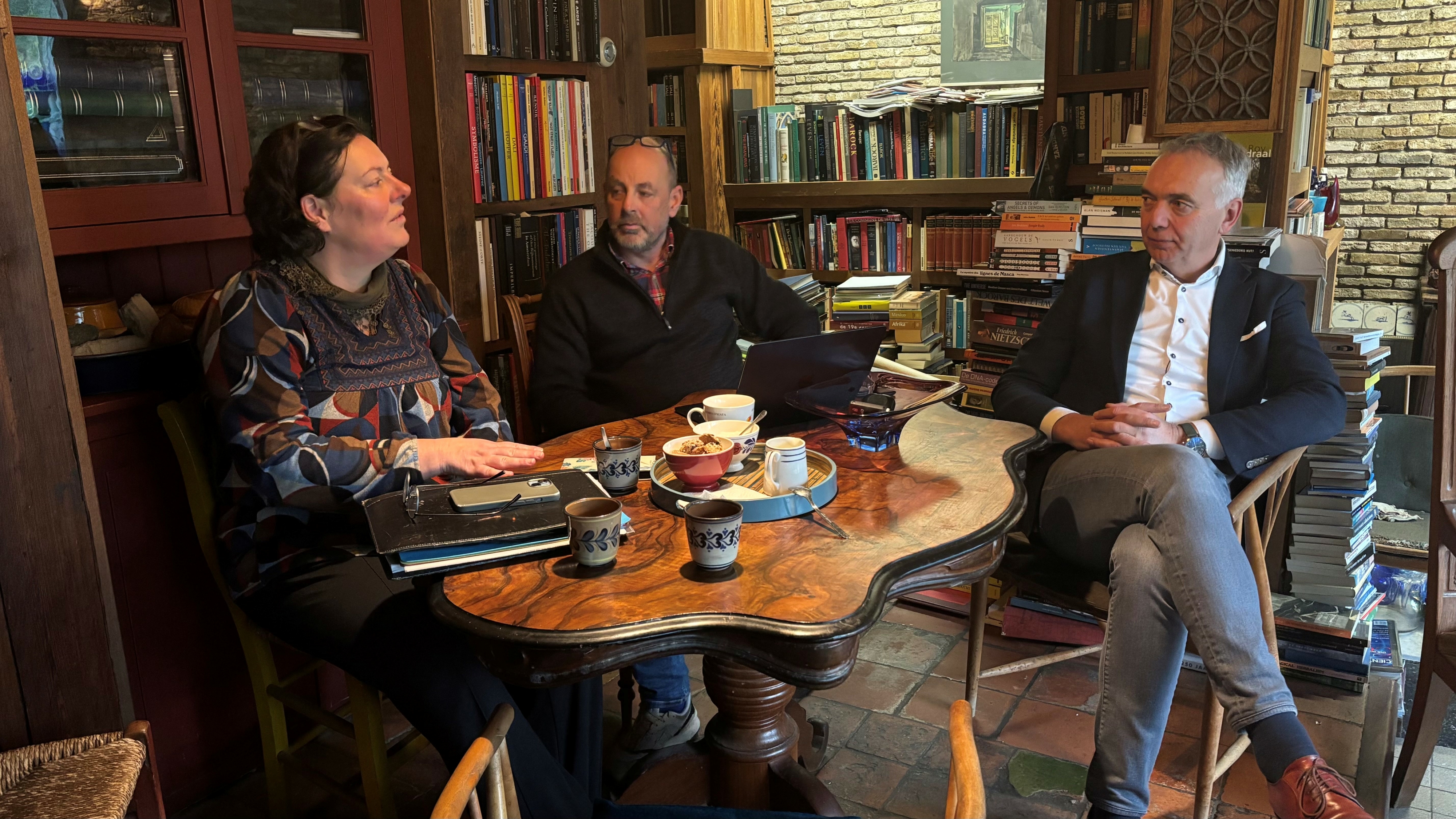 Iris en Mark Vogt mei makeler Eize Veenstra yn it atelier fan Louis Le Roy