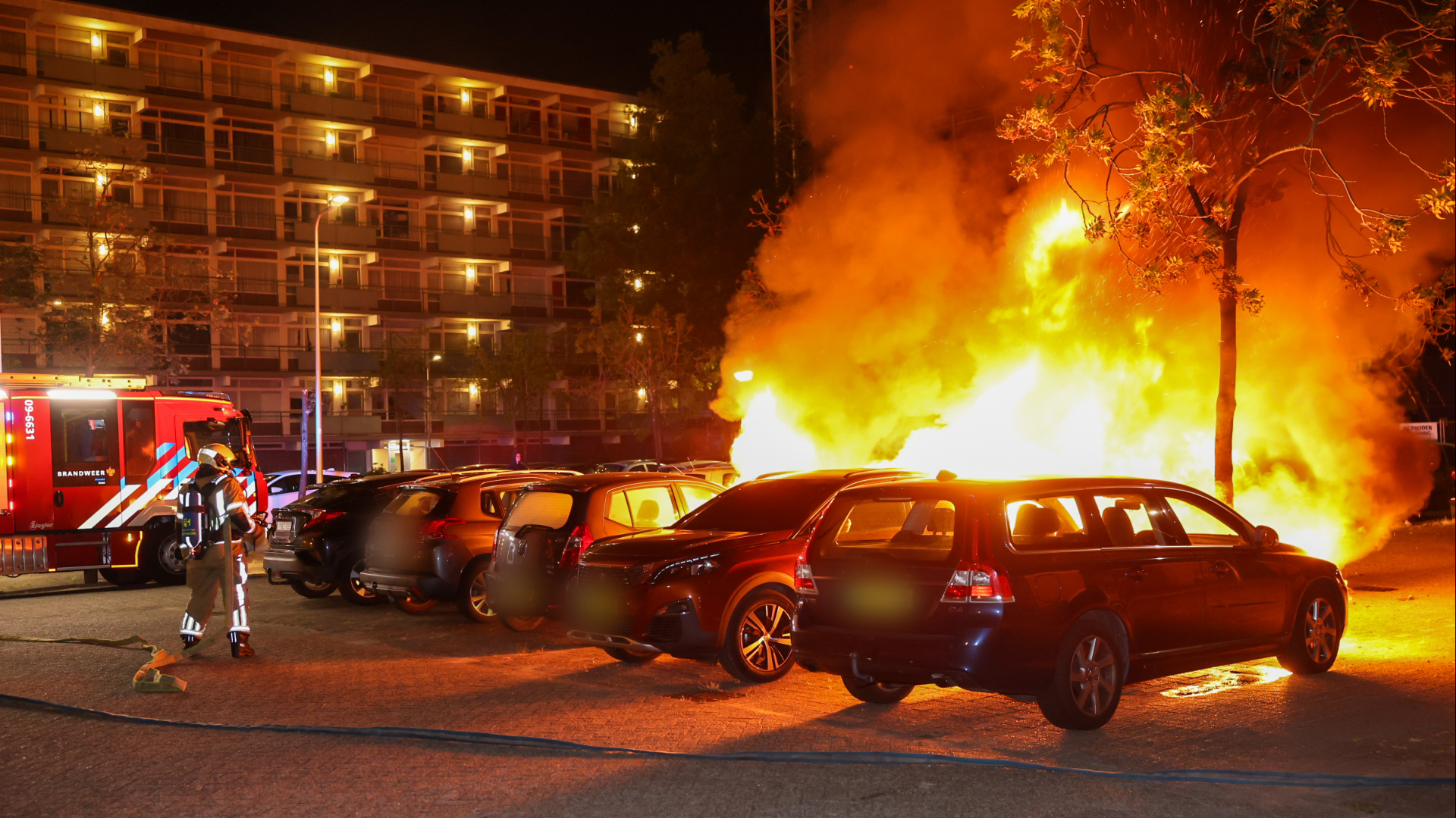 Meerdere auto's in brand op parkeerplaats in Zeist