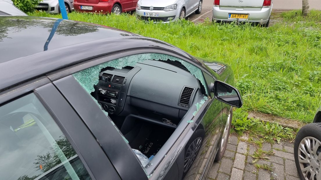 Een ingeslagen autoruit op de parkeerplaats van Kardinge, eerder deze maand