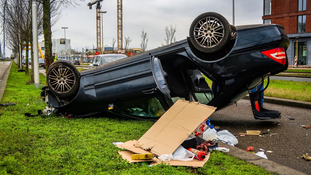 Auto vliegt over de kop op Vleutensebaan in Utrecht