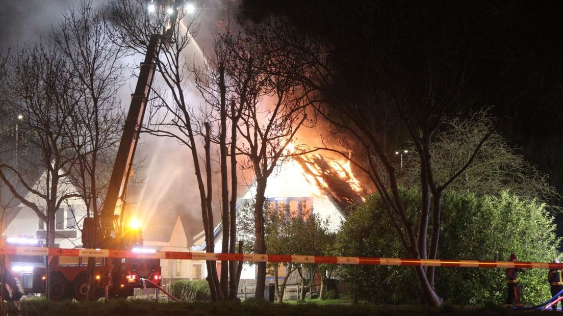 De brandweer bij de woning