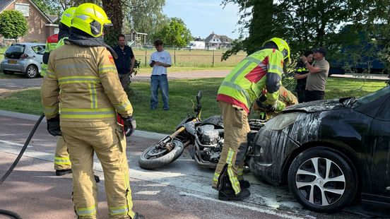 Frontale botsing tussen motor en auto
