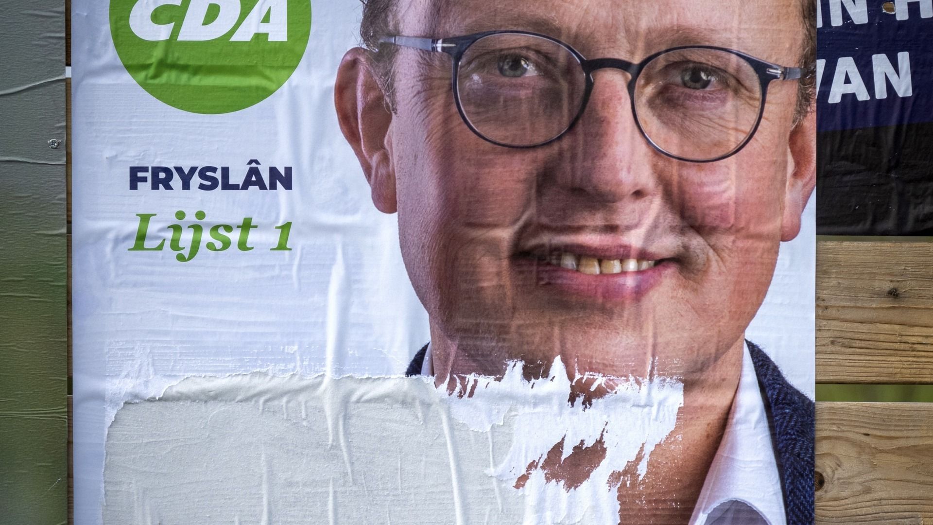 Een afgescheurde poster van het CDA in Ureterp