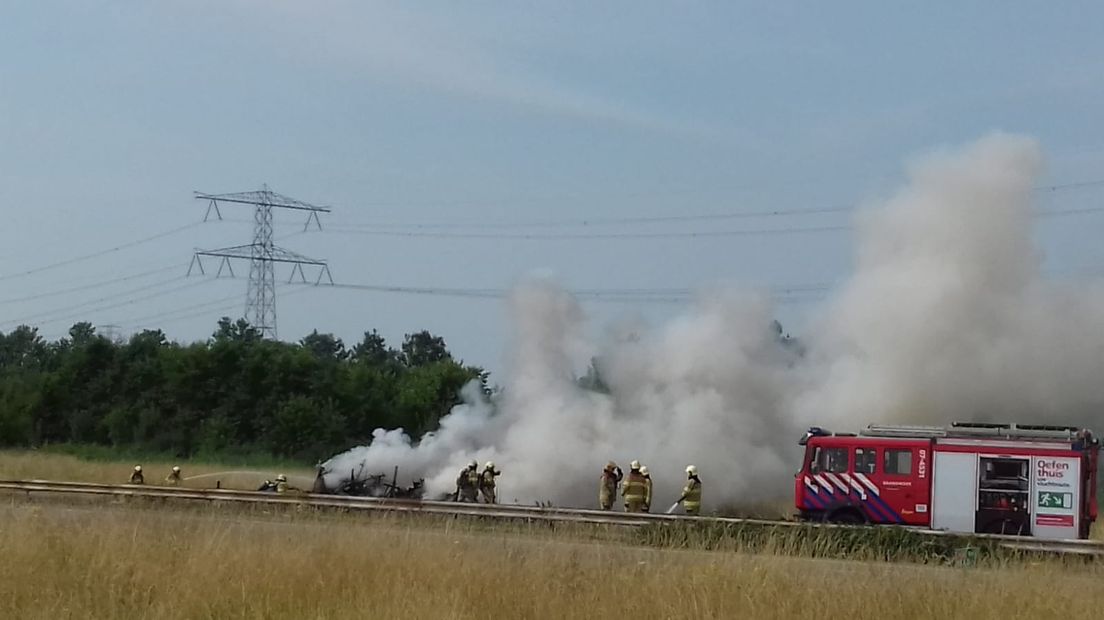 De A15 richting Gorinchem was woensdagmiddag bij knooppunt Valburg afgesloten vanwege een camperbrand. Volgens een weginspecteur van Rijkswaterstaat was er een gasfles ontploft.