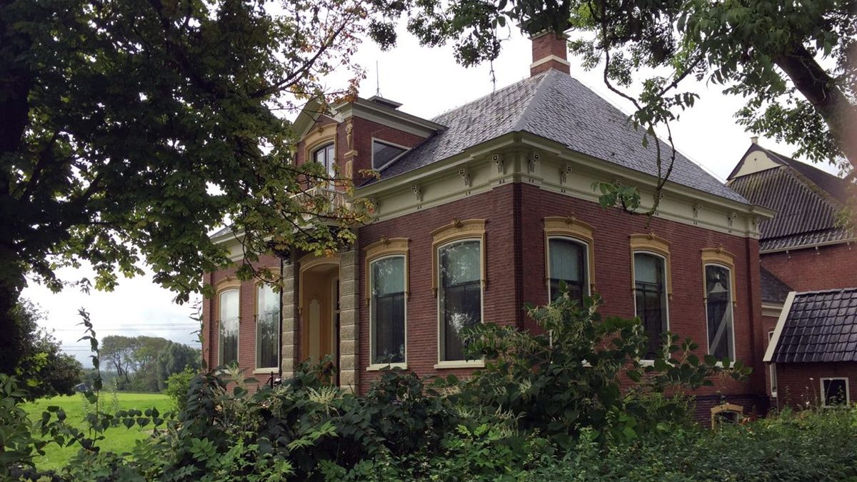 Voorhuis monumentale boerderij Occo Reintiesheerd gerestaureerd