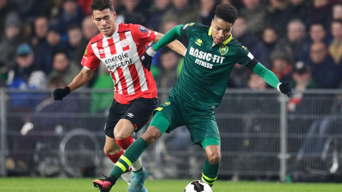 PSV-speler Hector Moreno en ADO-verdediger Tyronne Ebuehi in duel 
