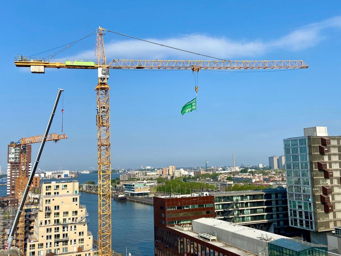 Vlag aan een hijskraan ter ere van het doorbouwakkoord