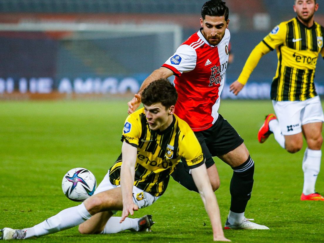 Jacob Rasmussen namens Vitesse in actie tegen Feyenoord