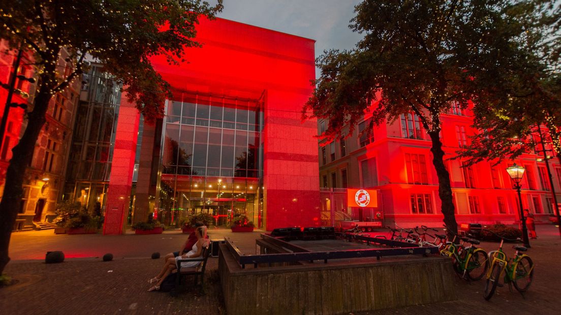 Het gebouw van de Tweede Kamer is rood verlicht