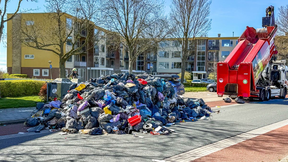Grote bult afval op de weg in Leeuwarden