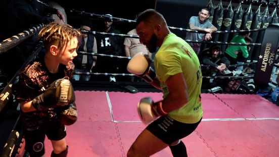 Na tien jaar terug in de ring: kickbokser uit Nijkerkerveen vecht samen met zijn zoon