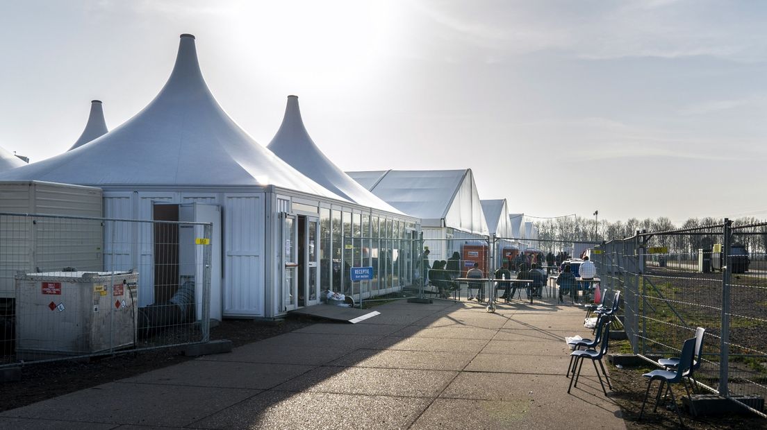 De paviljoententen van de nachtopvang in Ter Apel