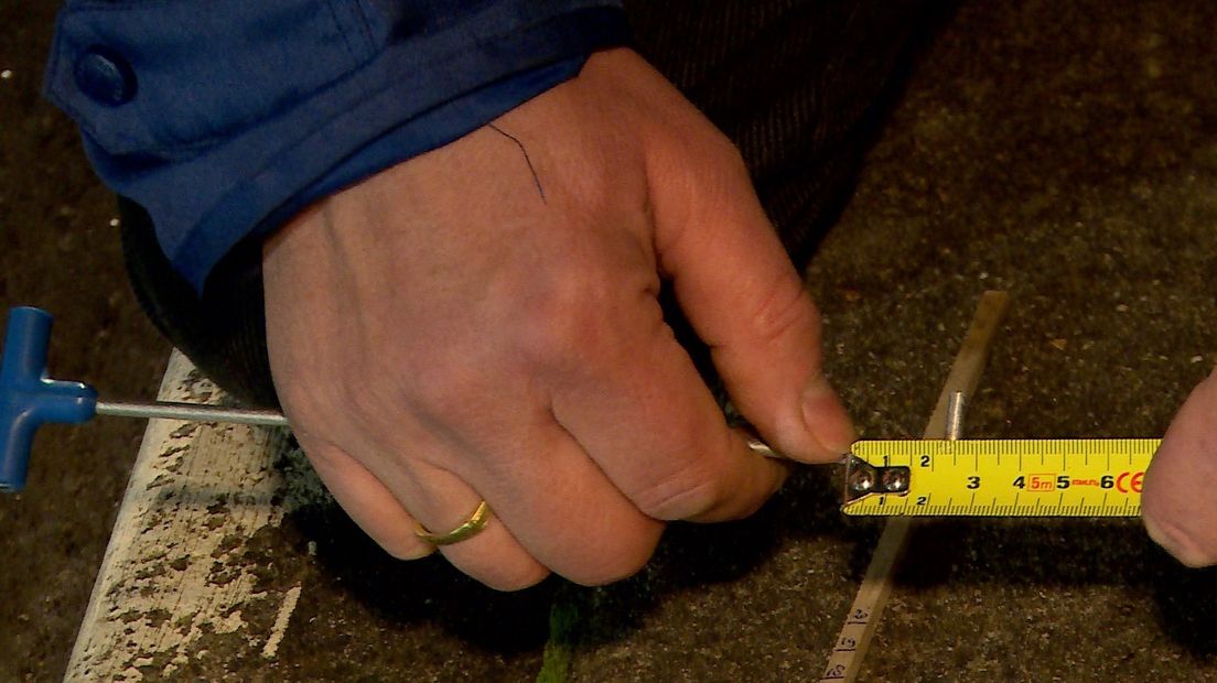 Meten ijsdikte ijsbaan Krabbendijke