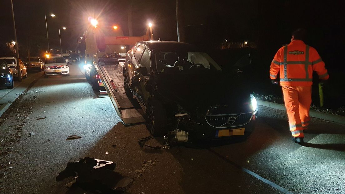 Een bergingsbedrijf neemt de onopvallende politieauto mee.