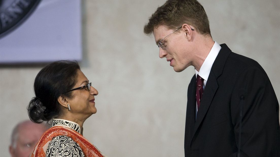 Asma Jahangir (L), ontving in 2010 haar Four Freedoms Award uit handen van Scott Roosevelt, achterkleinzoon van Franklin en Eleanor Roosevelt.