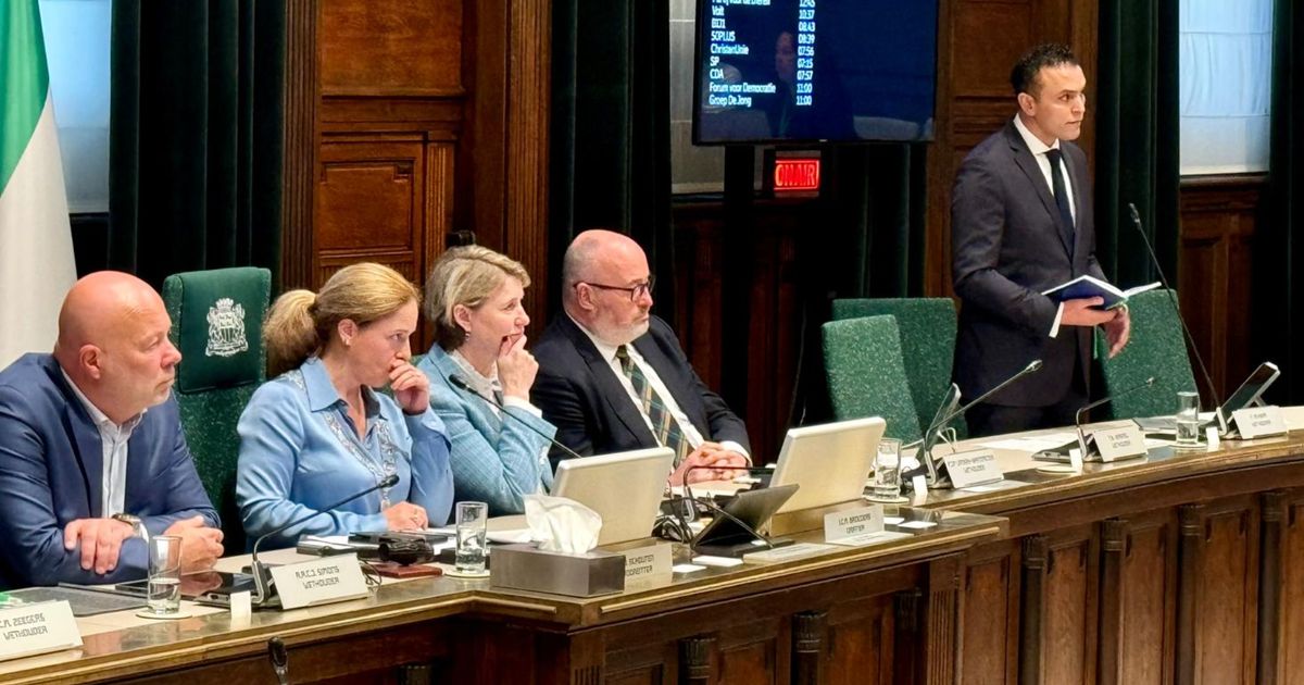 Eerste vergadering burgemeester Schouten loopt uit op chaos, raadslid