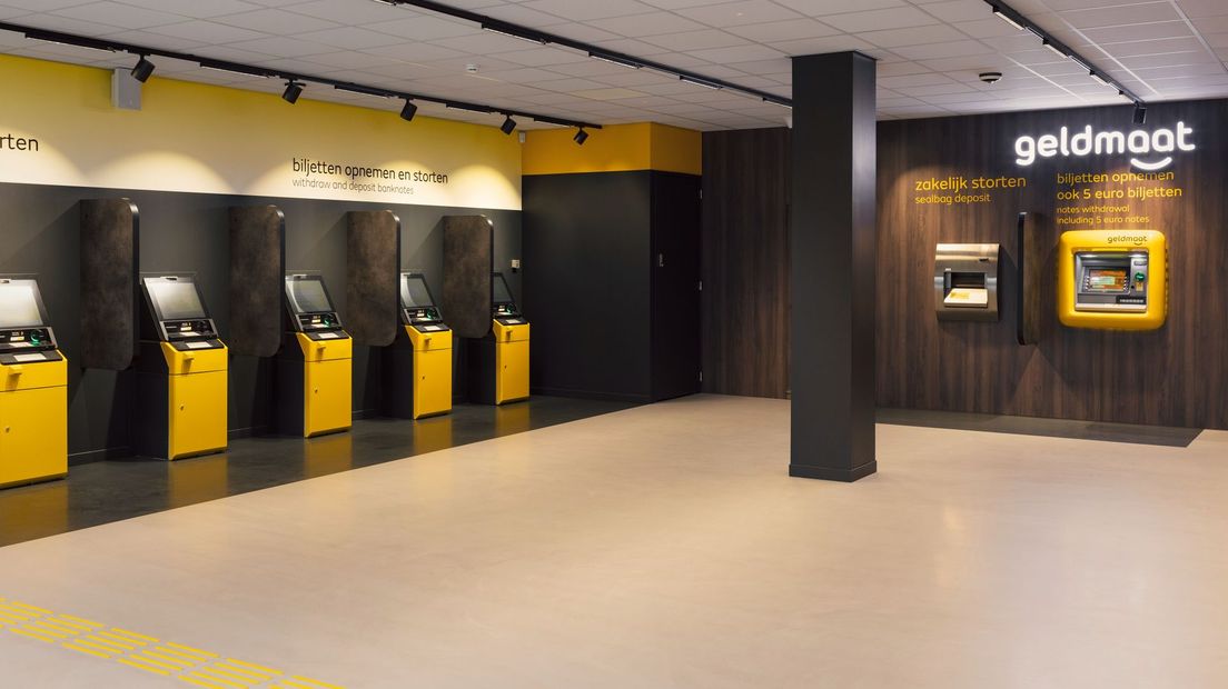 In de vestiging in Doetinchem staan meerdere pinautomaten.