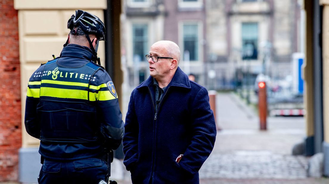 Medeverdachte Huig Plug op het Binnenhof in Den Haag