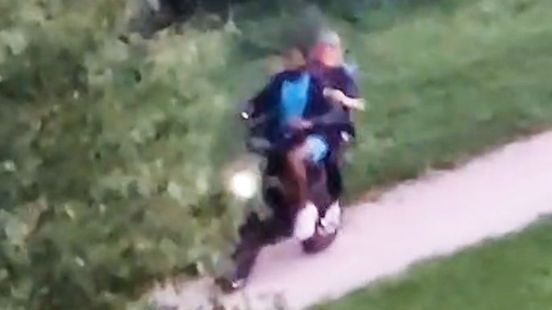 Man wordt met kettingslot geslagen tijdens het uitlaten van zijn hond