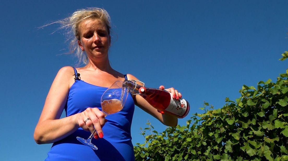 Maud Müskens schenkt bubbelwijn die ze kon maken met hulp van de buurman