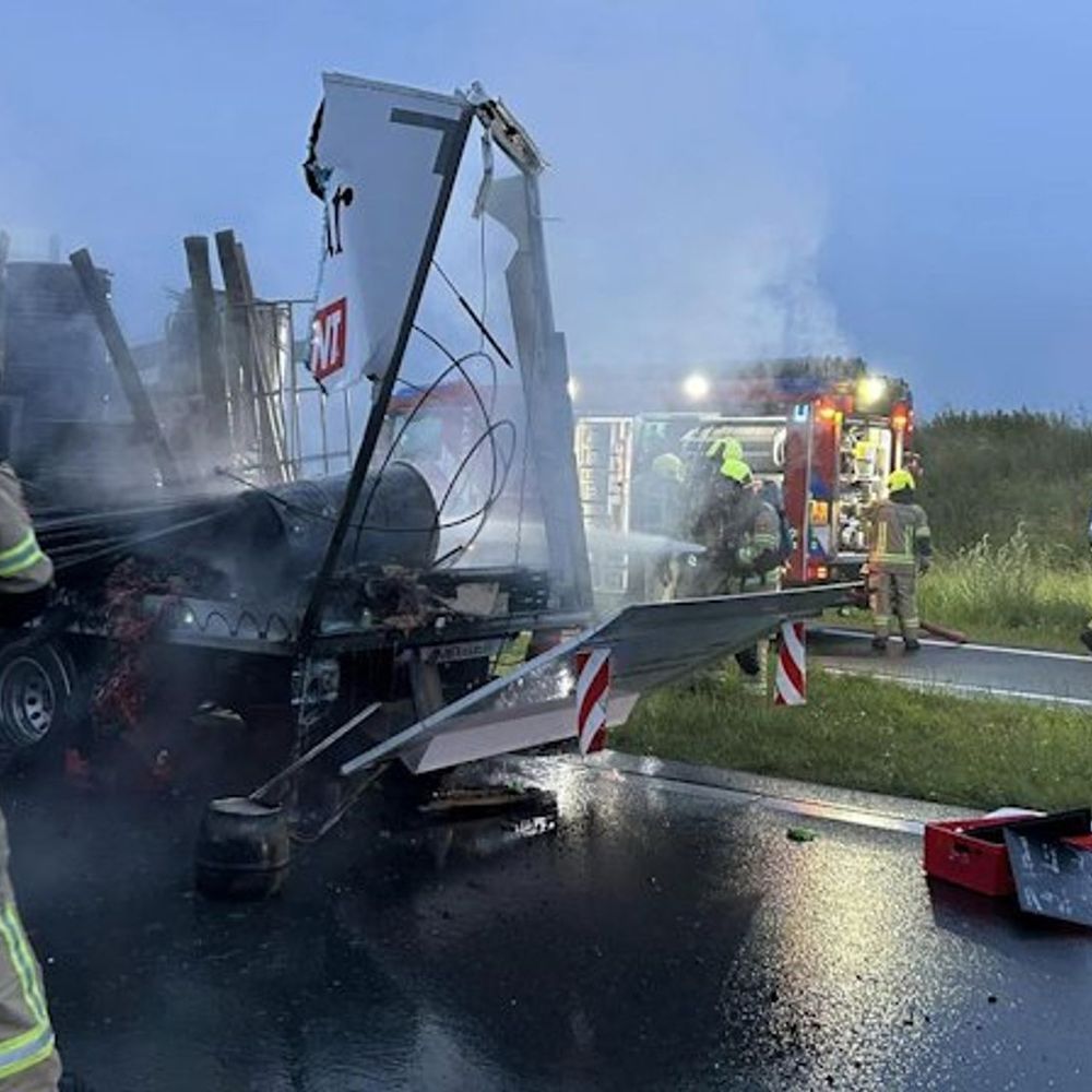 Bakwagen vliegt in brand bij 's-Heerenhoek, achterkant zwaar beschadigd ...