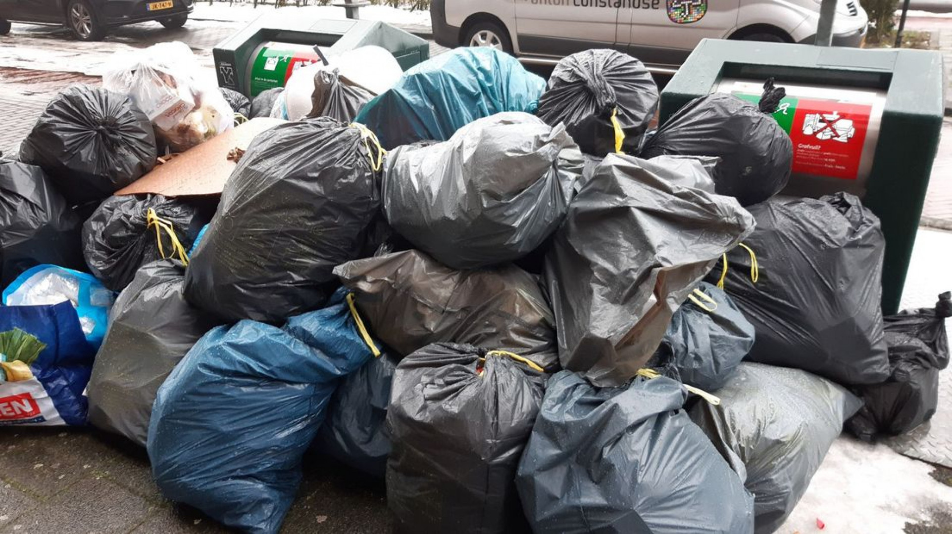 Afval wordt naast ondergrondse containers gedumpt