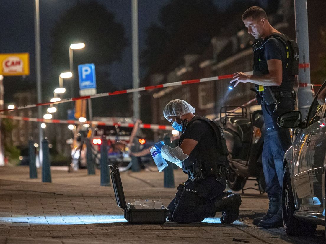 De politie op de Hellevoetsestraat in Rotterdam-Zuid