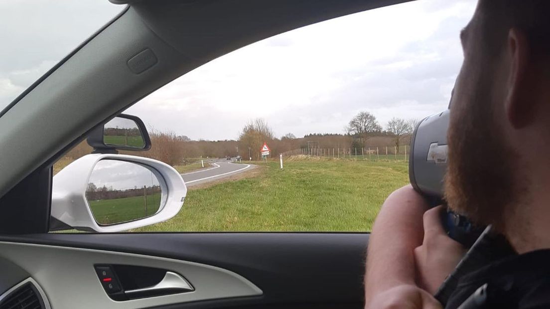 Agent tijdens de verkeerscontrole