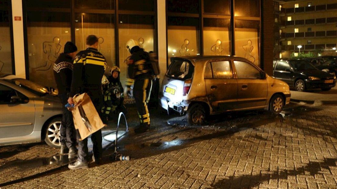 Autobrand op parkeerplaats van supermarkt aan de Haaksbergerstraat in Enschede