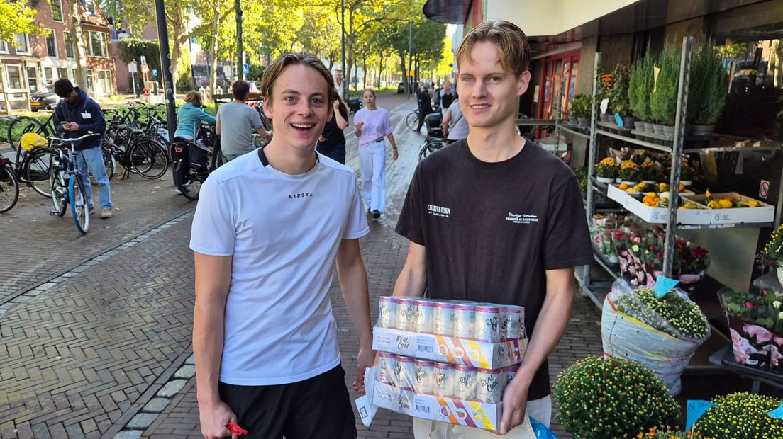 Deze jongens slaan nog snel alcohol in voordat het verkoopverbod ingaat