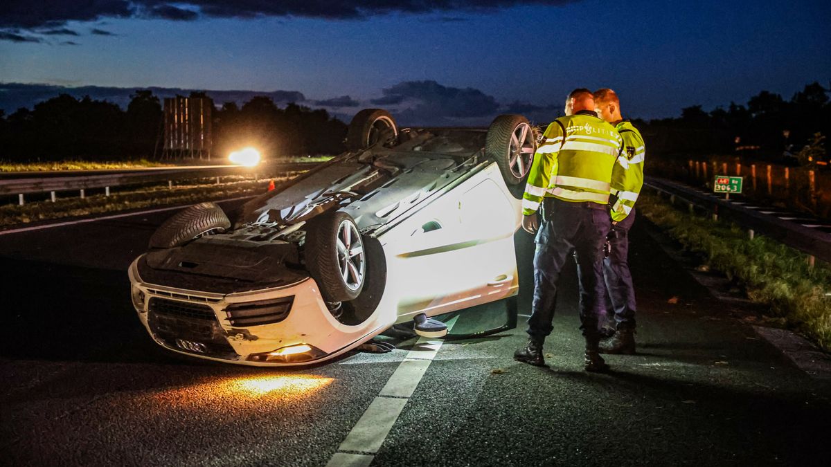 Ongeluk en file op A6 bij Sint Nicolaasga: auto slaat over de kop