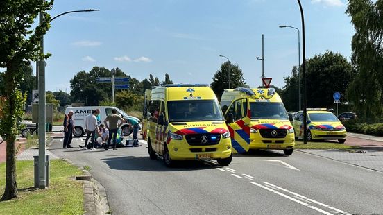 Fietser overlijdt na botsing op rotonde. Fietser overlijdt na botsing op rotonde.