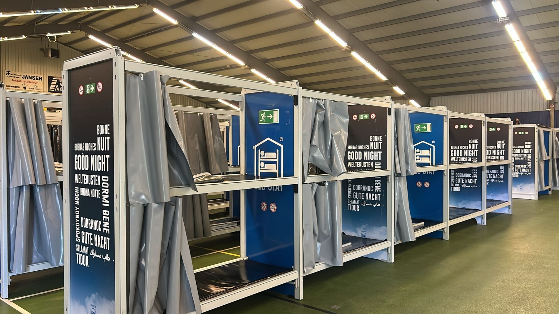 Situatie in Ter Apel: Bedden met meer privacy in Warffum • Rustiger op het grasveld bij het aanmeldcentrum