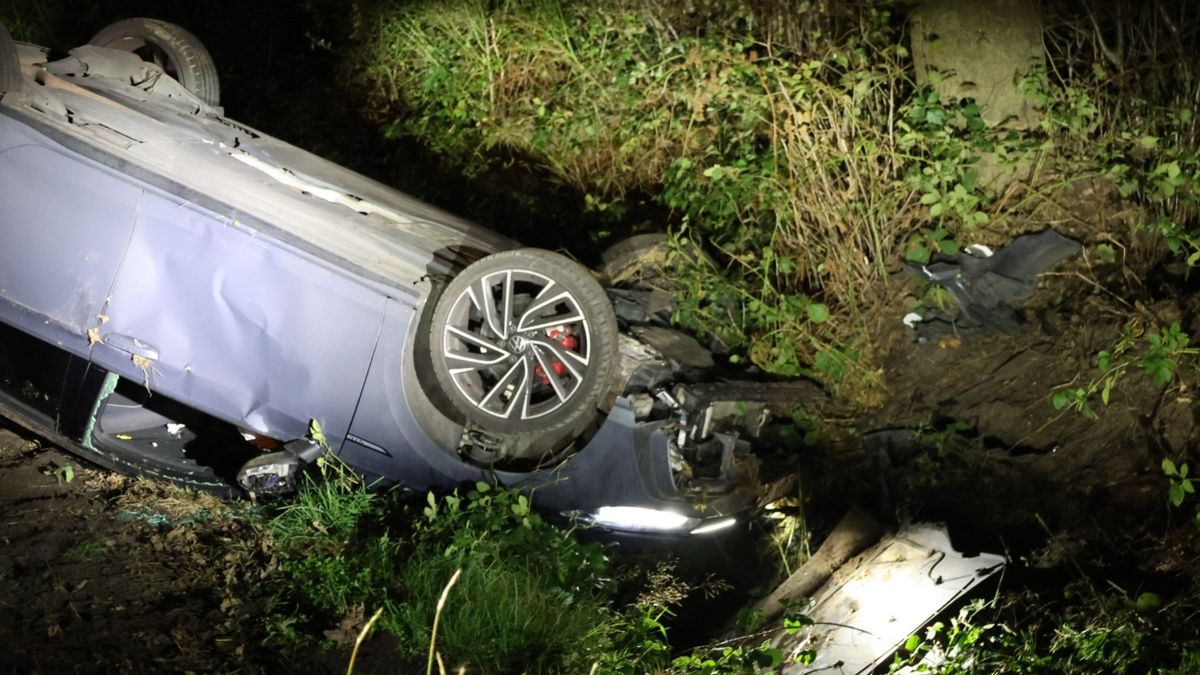 Auto raakt van de weg en slaat over de kop op provinciegrens bij Vredepeel