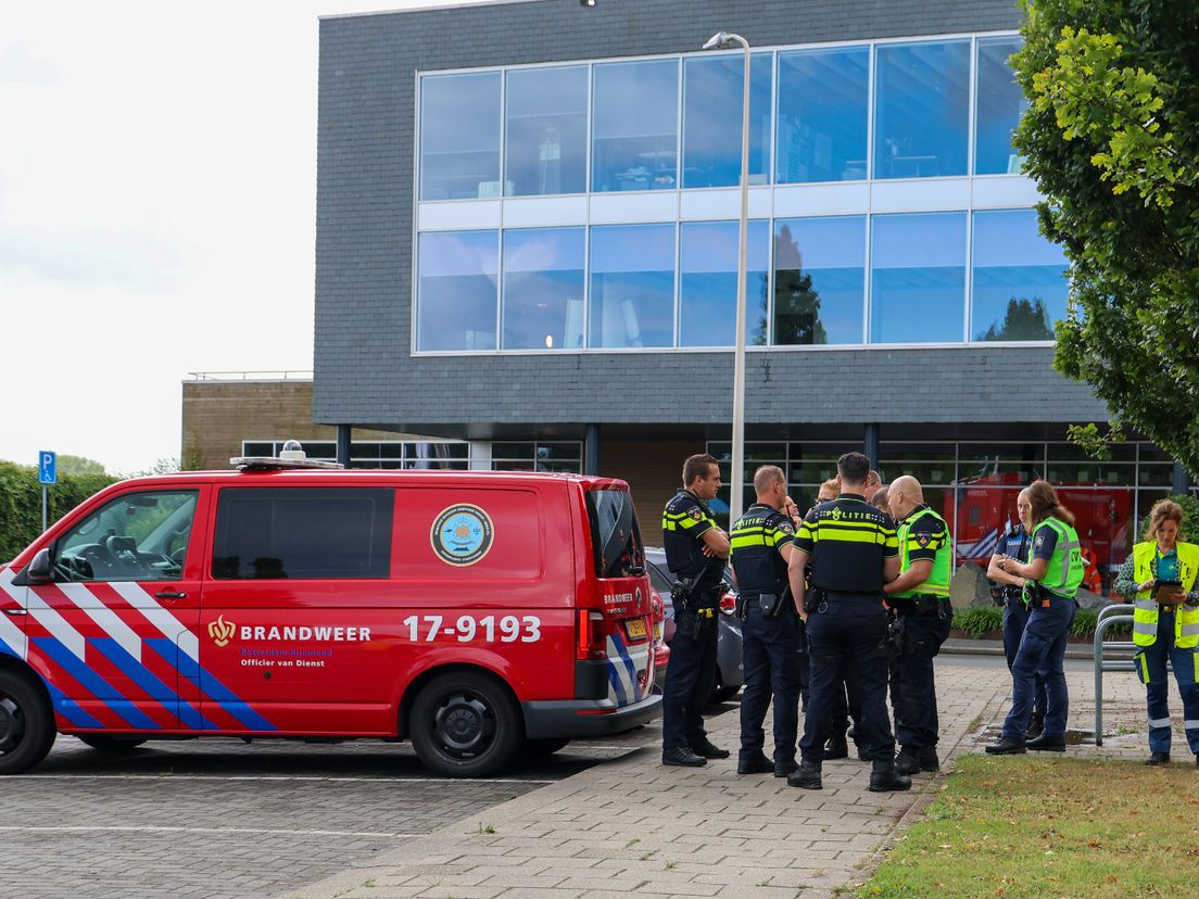 Overleg van de hulpdiensten bij de gemeentewerf van Capelle.